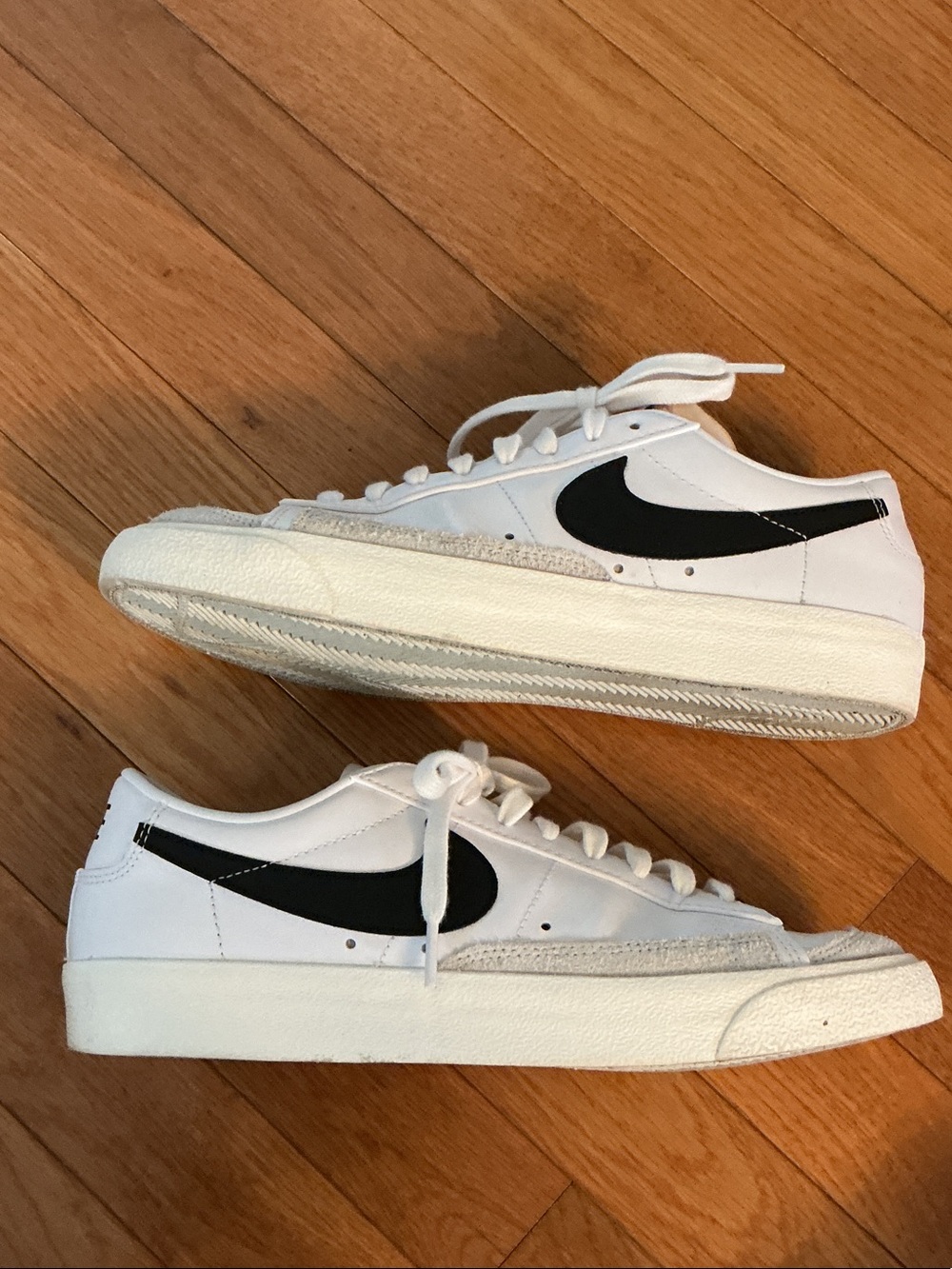 Nike Men’s White and Black Low-Top Sneakers